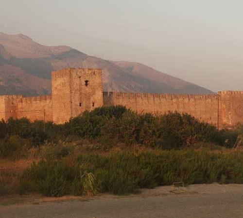 Das Kastell von der Sonne beleuchtet auf Kreta