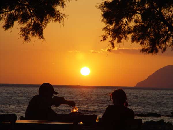 Ein Wein zum Sonnenuntergang auf Kreta direkt am Meer